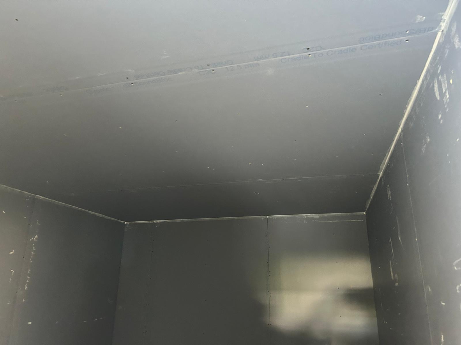 Plafond en wanden in grijze Gyproc dB SoundBloc platen, met de Cradle to Cradle opdruk zichtbaar langs de naad